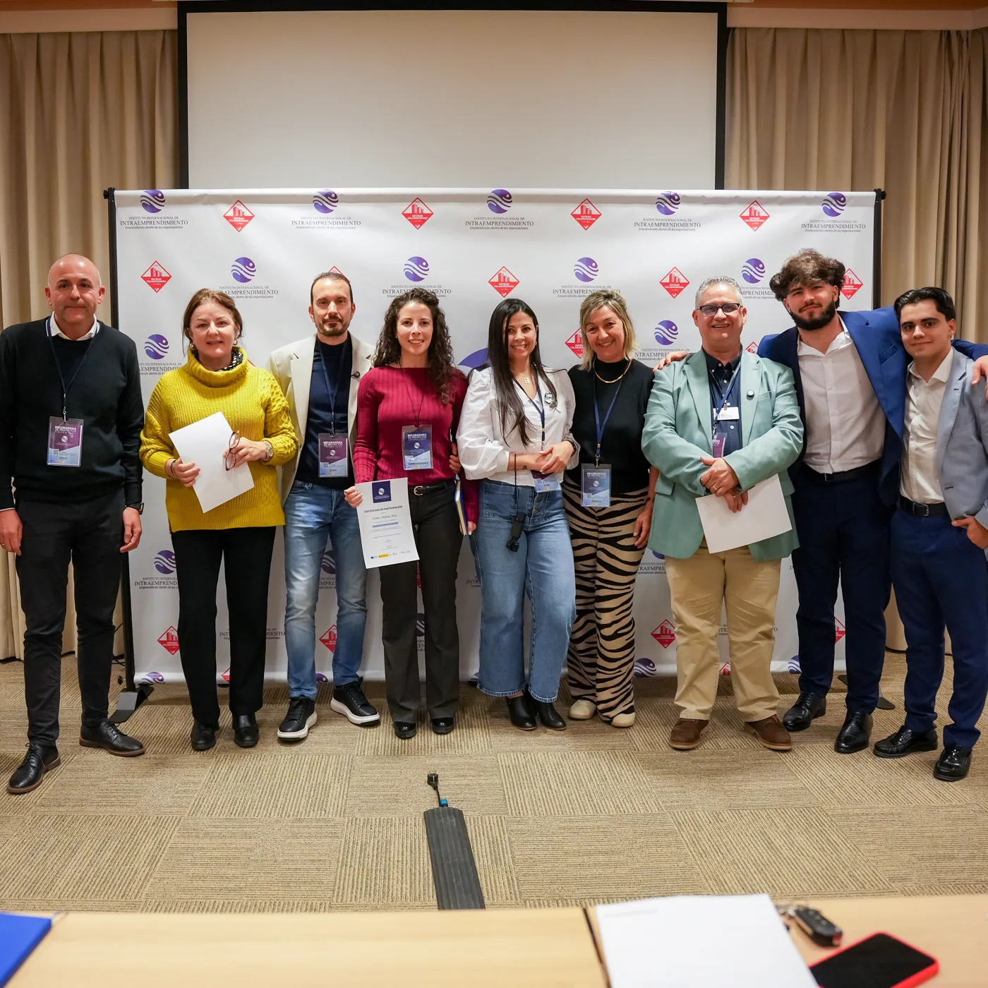 Gili con un grupo de participantes en un encuentro del Instituto Internacional de Intraemprendimiento